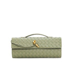 Sac à main vert tressé en cuir avec fermoir doré, design élégant et moderne. Accessoire de mode tendance pour femme.