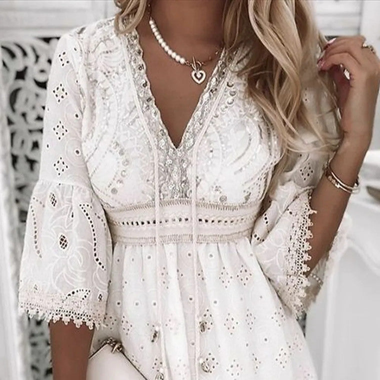 Robe courte col en V et pompons ajourés brodés - Chic&Shines