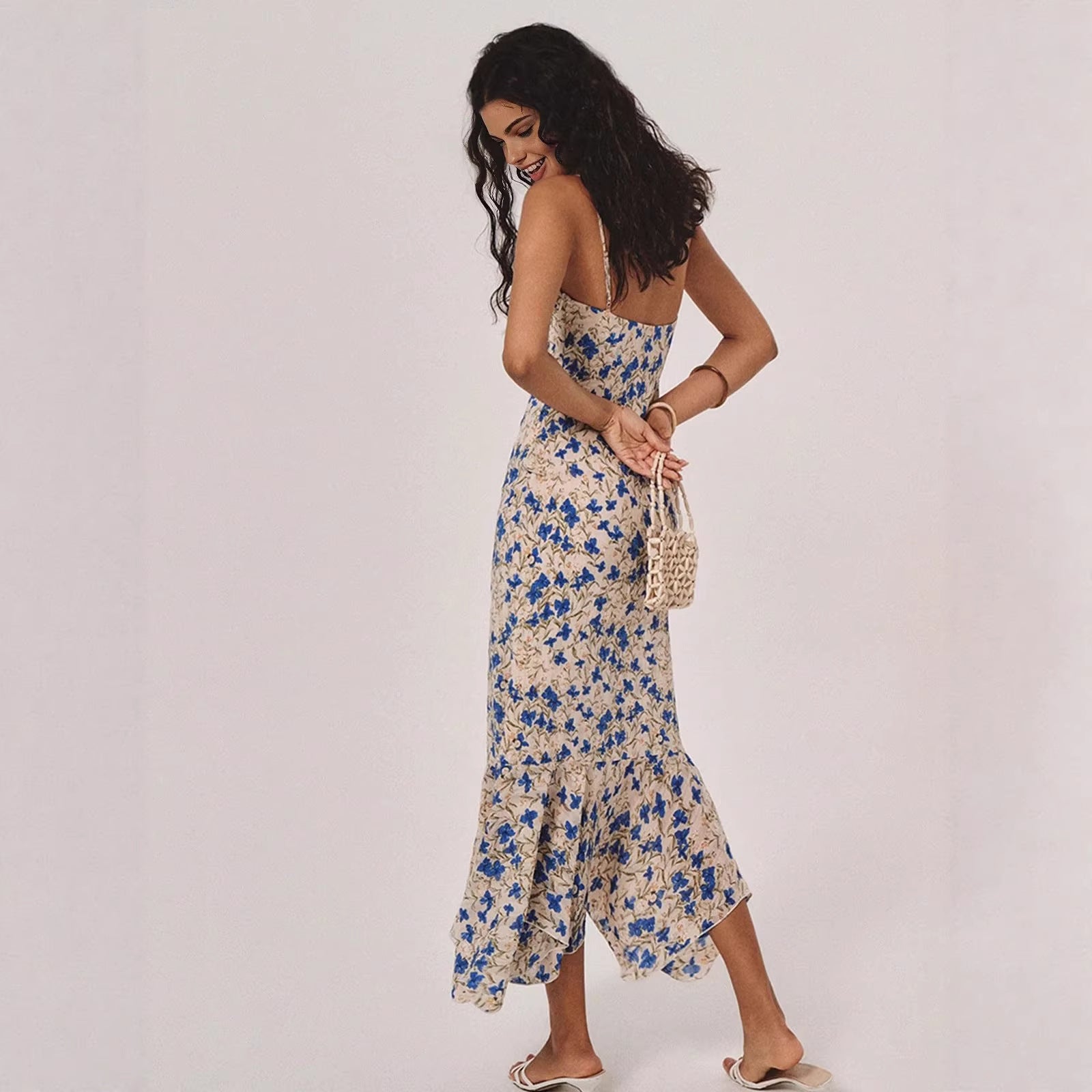 Robe longue fluide à motifs floraux et ceinture cintrante
