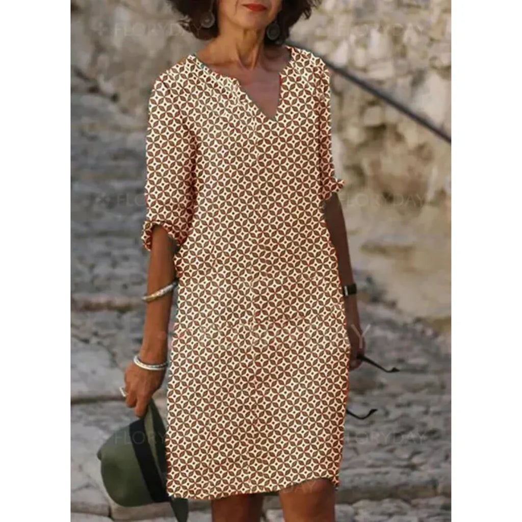Robe d'été femme à motifs géométriques, manches trois-quarts, col en V, fond beige, style décontracté, idéale pour la plage ou sorties estivales.