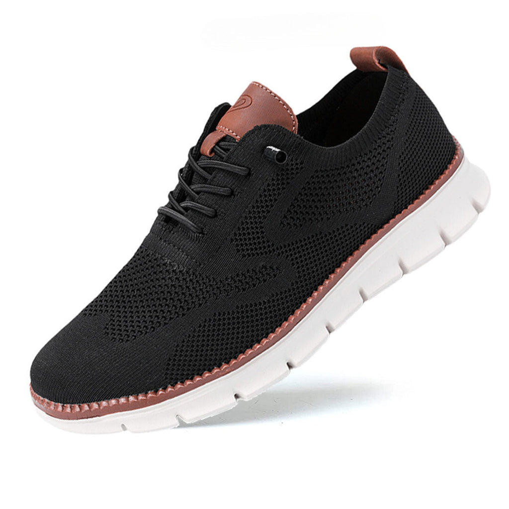 Chaussure de sport noire pour homme, semelle blanche, design respirant en maille, lacets noirs, détails marron, idéale pour course et marche.