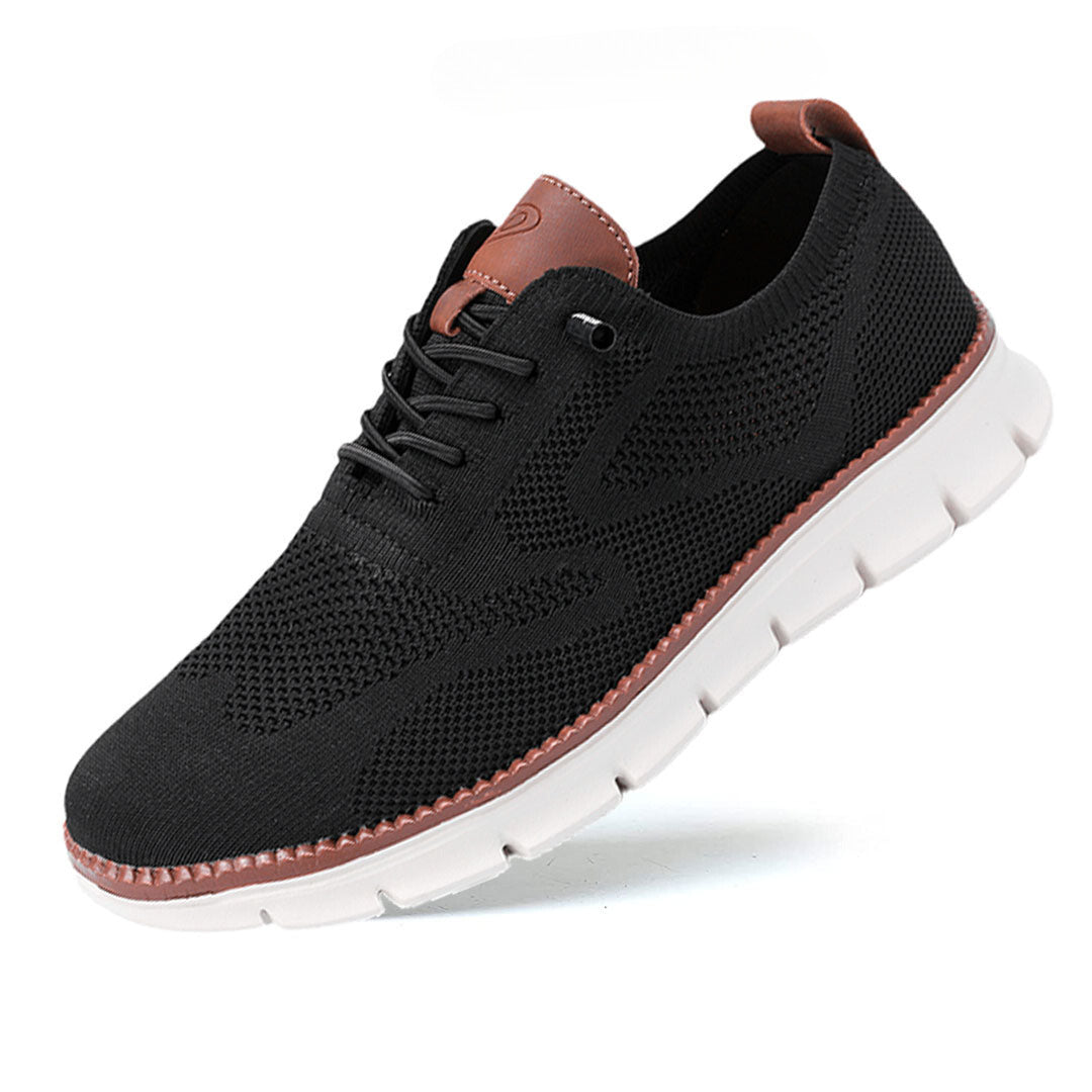 Chaussure de sport noire pour homme, semelle blanche, design respirant en maille, lacets noirs, détails marron, idéale pour course et marche.