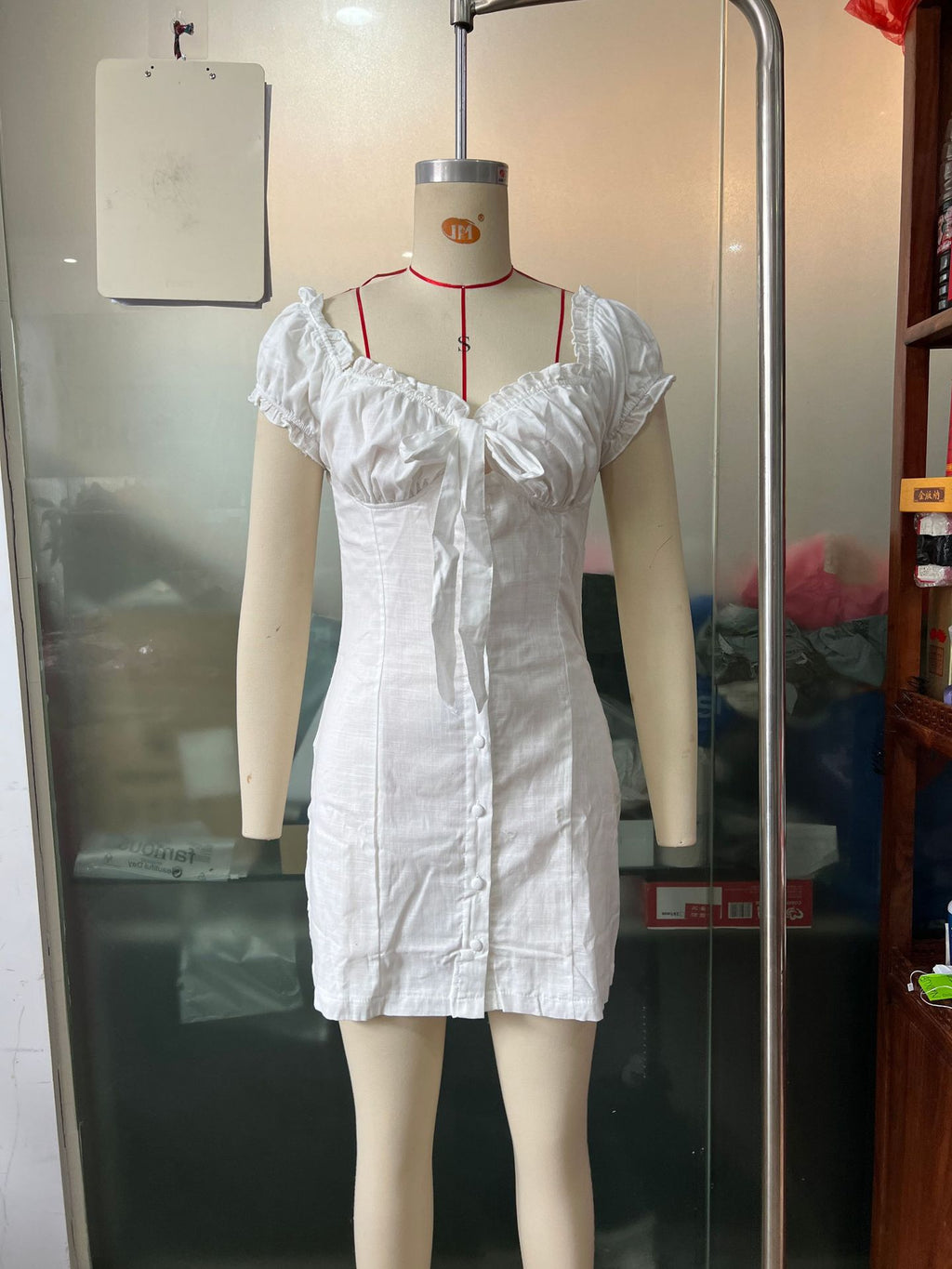 Robe blanche à manches bouffantes et laçage