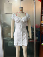 Robe blanche à manches bouffantes et laçage