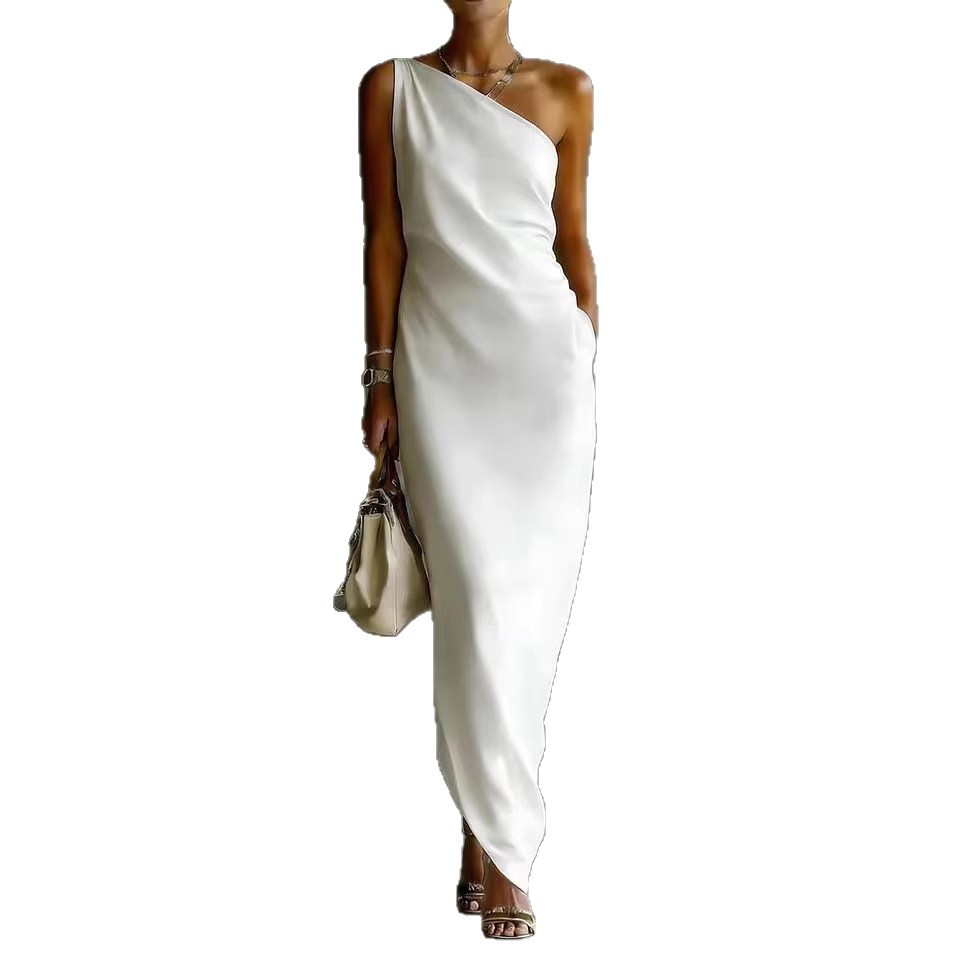 Robe longue satin drapée épaules nues