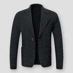 Veste blazer homme en laine noire, élégante et moderne, avec deux poches avant et un bouton, idéale pour un look professionnel ou décontracté.