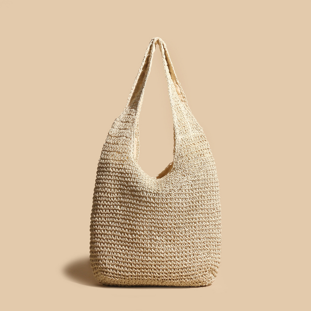 Sac en paille tressée beige sur fond uni, design minimaliste, mode éthique, accessoire d'été, tendance éco-responsable, style bohème chic.