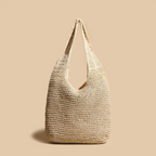 Sac en paille tressée beige sur fond uni, design minimaliste, mode éthique, accessoire d'été, tendance éco-responsable, style bohème chic.