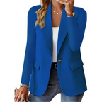 Blazer bleu femme élégant, manches longues, porté avec un top blanc et un jean. Mode féminine chic, tendance vestimentaire automne-hiver.