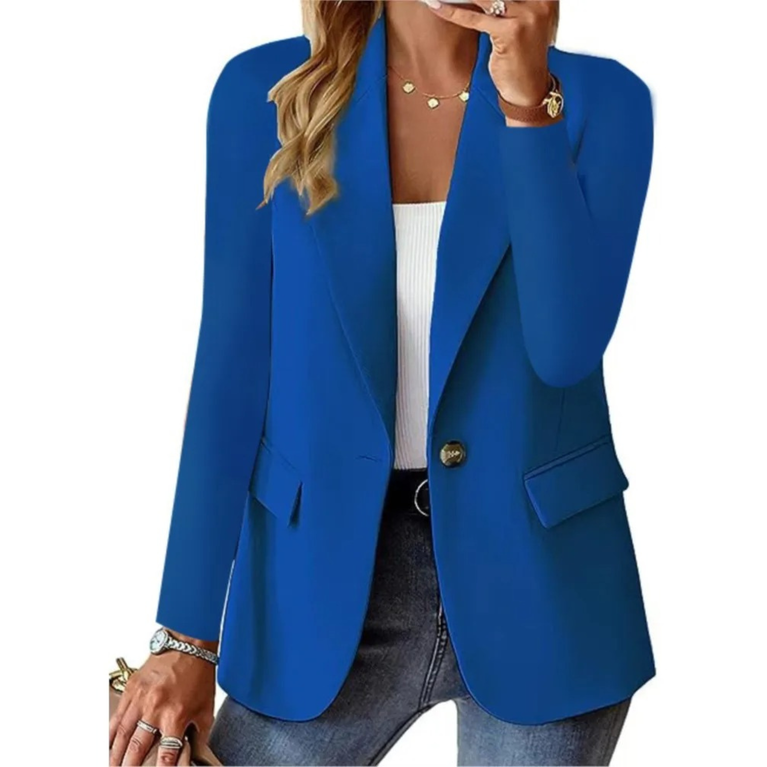 Blazer bleu femme élégant, manches longues, porté avec un top blanc et un jean. Mode féminine chic, tendance vestimentaire automne-hiver.