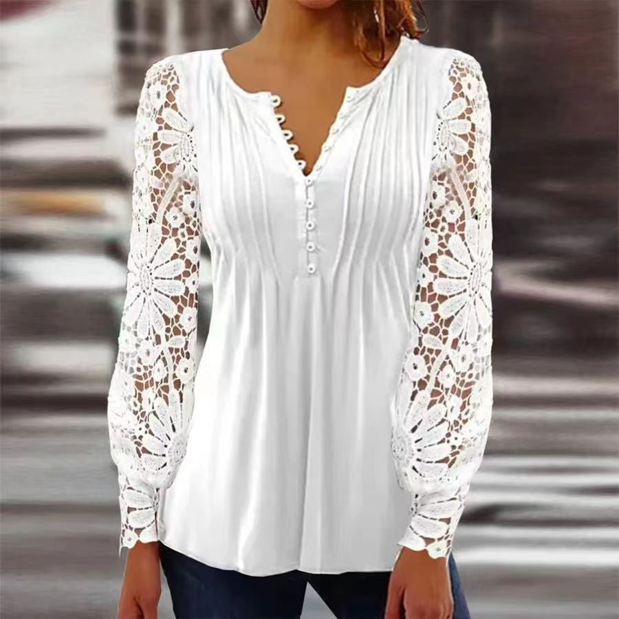 Blouse blanche élégante avec manches longues en dentelle florale, col en V et boutons, mode féminine chic, tenue décontractée.