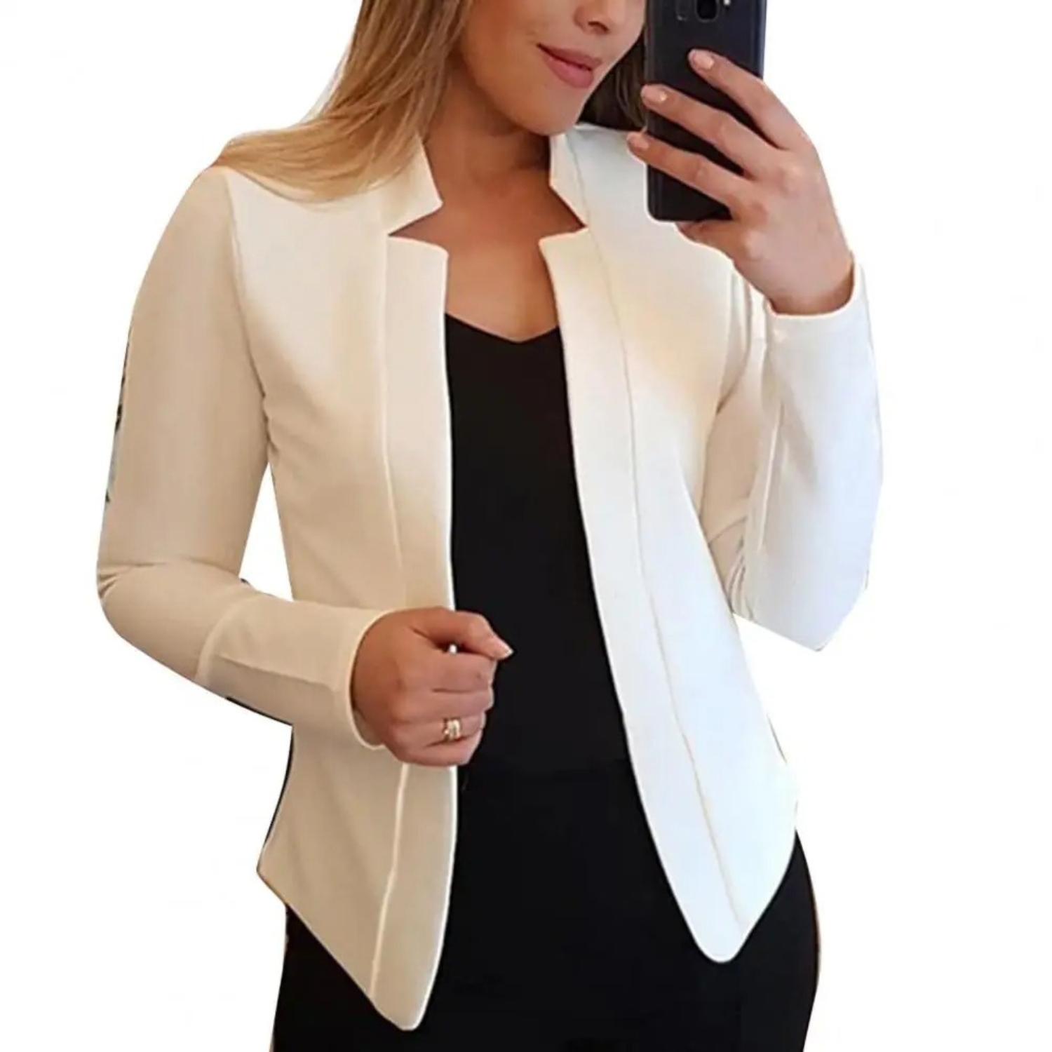 Femme portant un blazer blanc élégant, tenant un smartphone. Mode féminine, tenue professionnelle, style chic et moderne.