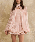 Ensemble deux-pièces rose tendre, robe courte et cape