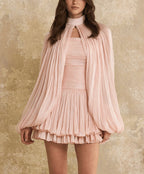 Ensemble deux-pièces rose tendre, robe courte et cape