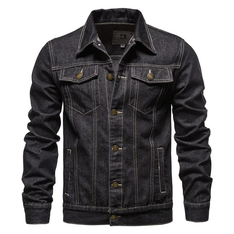 Veste en jean noir pour homme, style classique, coutures contrastées, boutons métalliques, poches poitrine, mode décontractée, tendance automne.