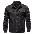 Veste en jean noir pour homme, style classique, coutures contrastées, boutons métalliques, poches poitrine, mode décontractée, tendance automne.