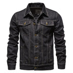 Veste en jean noir pour homme, style classique, coutures contrastées, boutons métalliques, poches poitrine, mode décontractée, tendance automne.