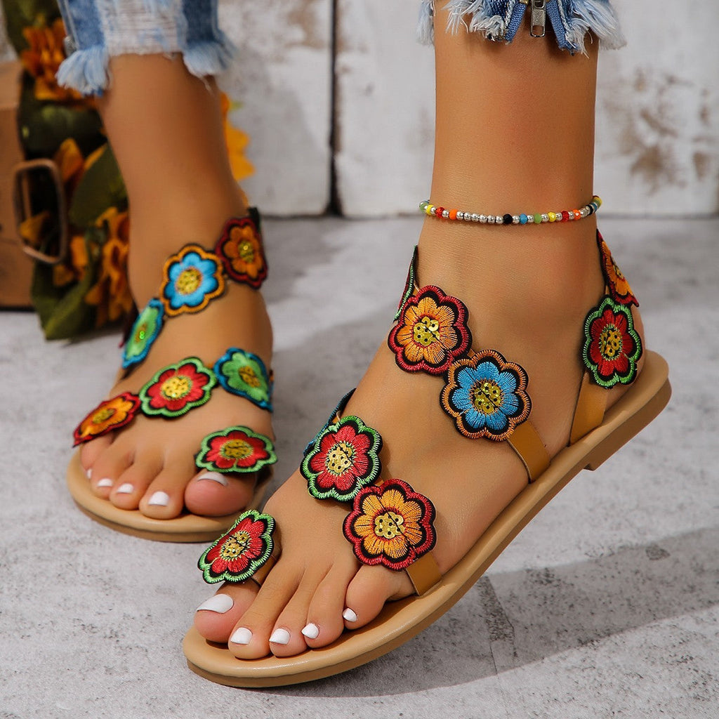Flat sandal with strap trim
