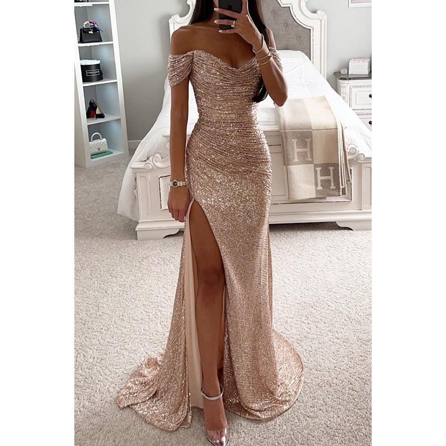 Robe de soirée dorée scintillante avec fente haute, épaules dénudées, portée par une femme dans une chambre élégante. Mode glamour, tenue chic.