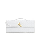 Sac à main blanc tressé en cuir avec fermoir doré, design élégant et moderne. Accessoire de mode chic pour femme, idéal pour soirées et événements.