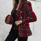 Femme portant une veste en tweed rouge à carreaux, boutons dorés, tenue élégante, sac marron, mode automne chic, style urbain sophistiqué.