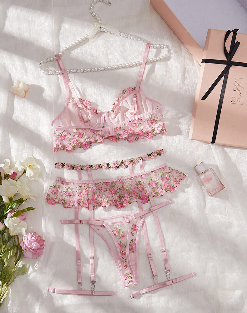 Ensemble soutien gorge string et porte Jarretière en dentelle Brodé