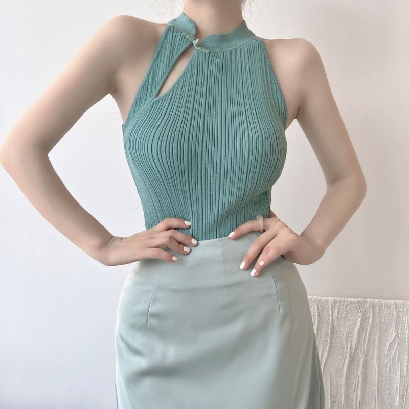 Sleeveless round neck crop top