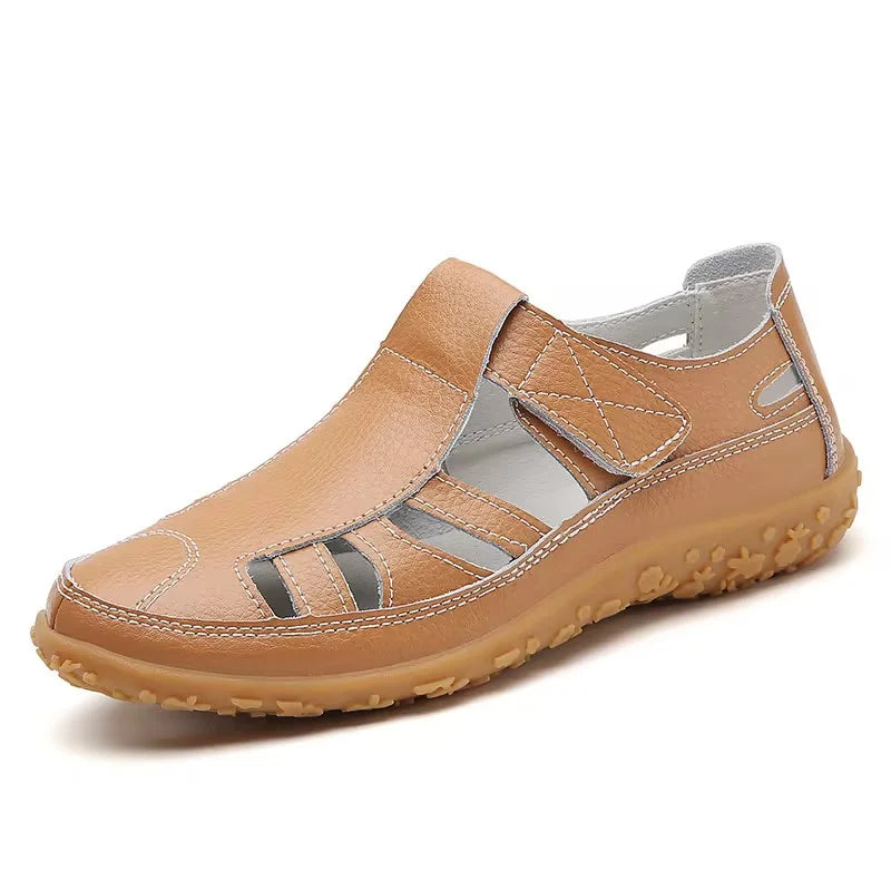 Chaussure en cuir marron pour homme, design décontracté avec découpes, semelle antidérapante. Idéale pour l'été et les activités en plein air.
