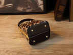 Sac à bandoulière en cuir verni brillant léger et luxueux