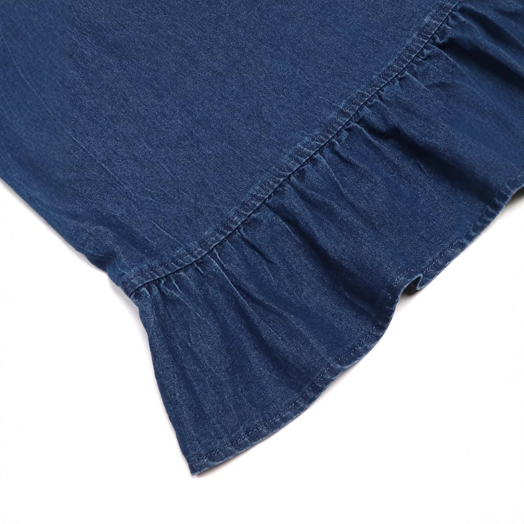 Mini-jupe denim bleu déstructurée à taille mid-rise