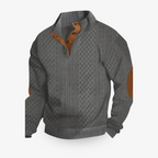 Pull gris à col boutonné, motif torsadé, coudières marron, style élégant et décontracté. Mode homme automne-hiver, tendance et confort.