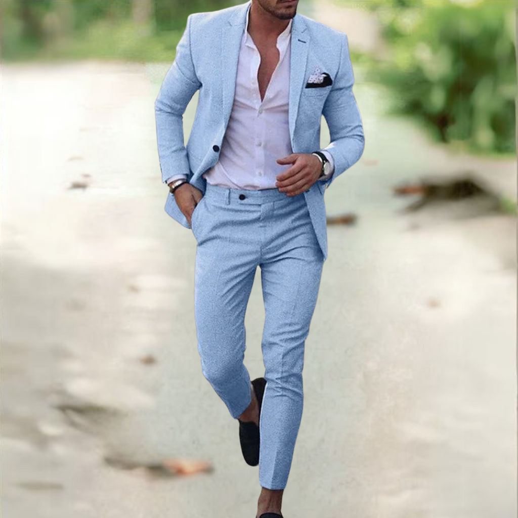 Homme en costume bleu clair, chemise blanche, marchant en extérieur. Mode masculine élégante, style décontracté chic, tendance vestimentaire.