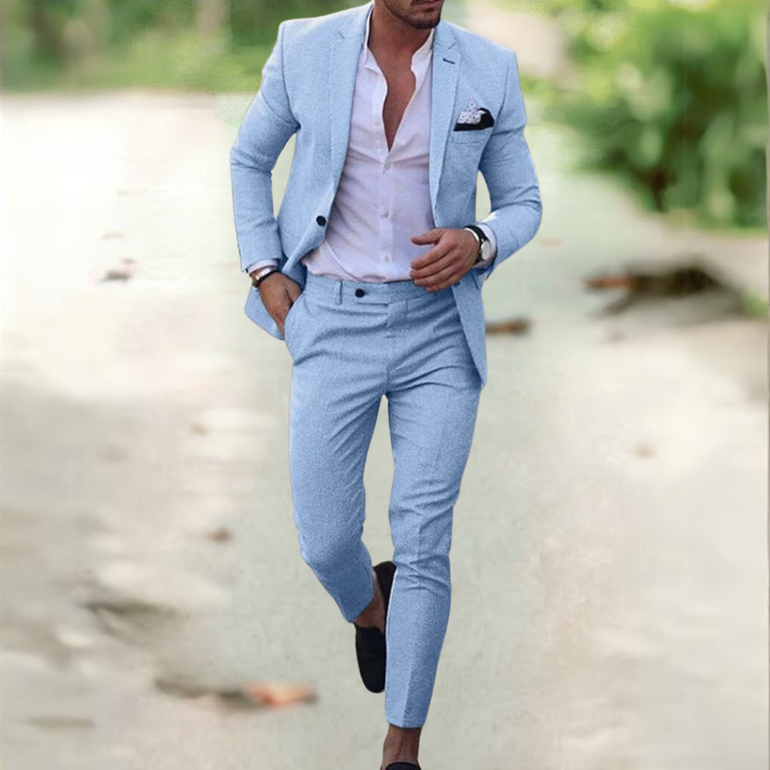 Homme en costume bleu clair, chemise blanche, marchant en extérieur. Mode masculine élégante, style décontracté chic, tendance vestimentaire.
