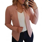 Femme portant un blazer rose élégant, chemise blanche et jean, prenant un selfie. Mode féminine, tenue chic, style décontracté.