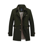 Manteau trench-coat homme vert foncé, boutons marron, doublure à carreaux, style élégant et classique, mode automne-hiver, vêtement chic.