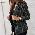 Femme portant une veste en tweed à carreaux verts avec boutons dorés, accessoirisée de bijoux dorés. Mode élégante et tendance automne-hiver.