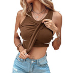 Femme portant un débardeur marron ajusté et un jean, montrant un design torsadé. Mode féminine, style décontracté, tendance été.