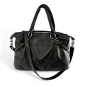 Sac à main en cuir noir élégant avec bandoulière réglable, fermetures éclair argentées et poignées doubles. Accessoire mode femme chic et pratique.
