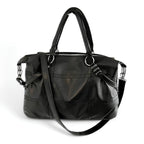 Sac à main en cuir noir élégant avec bandoulière réglable, fermetures éclair argentées et poignées doubles. Accessoire mode femme chic et pratique.