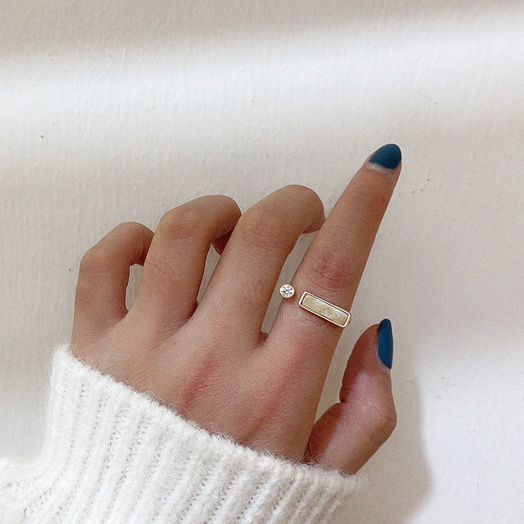 Bague en marbre et zircon design