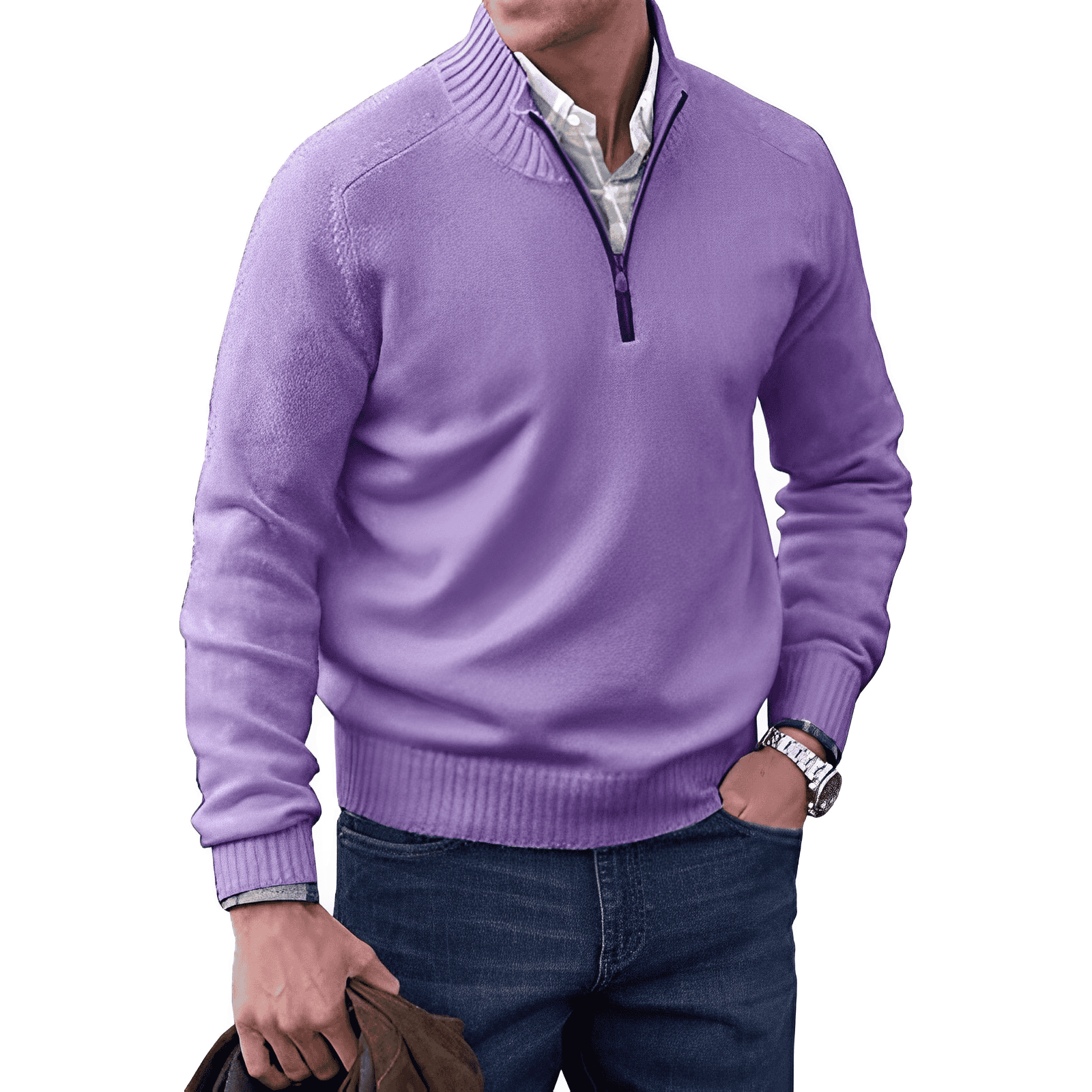Homme portant un pull violet à col zippé, chemise blanche, jean bleu, montre argentée, tenant une veste marron. Mode masculine élégante et décontractée.