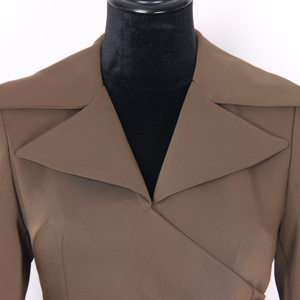 Robe fourreau élégante couleur caramel — Minimaliste et affinante