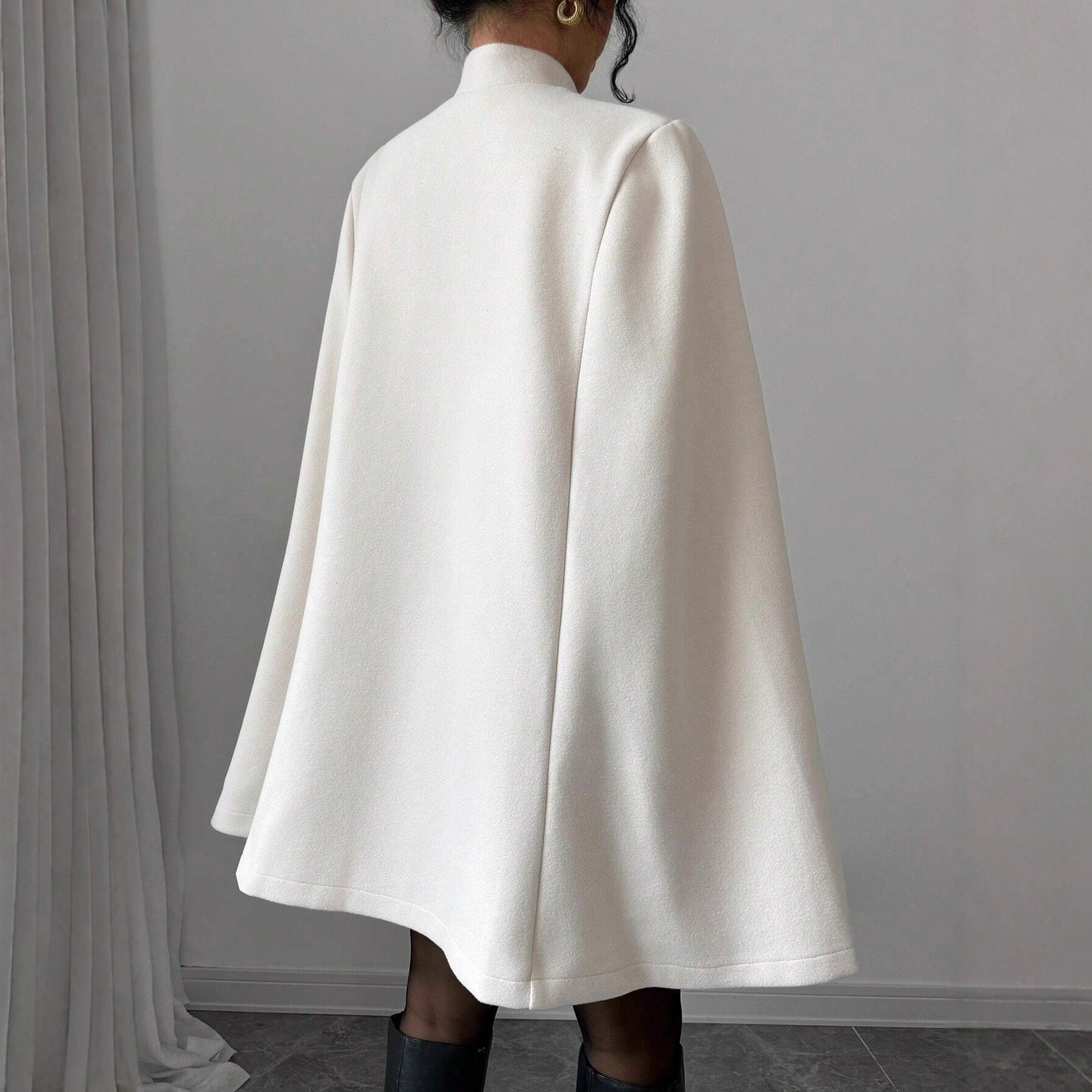 Stylish wool coat with frog fastenings