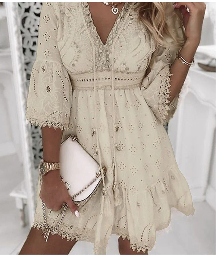Robe courte col en V et pompons ajourés brodés - Chic&Shines