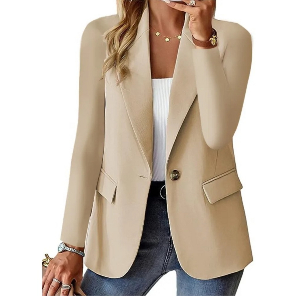 Blazer beige femme élégant, manches longues, porté avec un top blanc et un jean. Mode chic, tenue décontractée, style moderne.