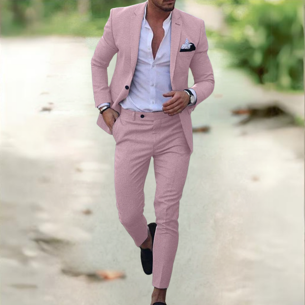Homme en costume rose élégant, chemise blanche, marchant en extérieur. Mode masculine, style chic, tendance vestimentaire, tenue formelle.