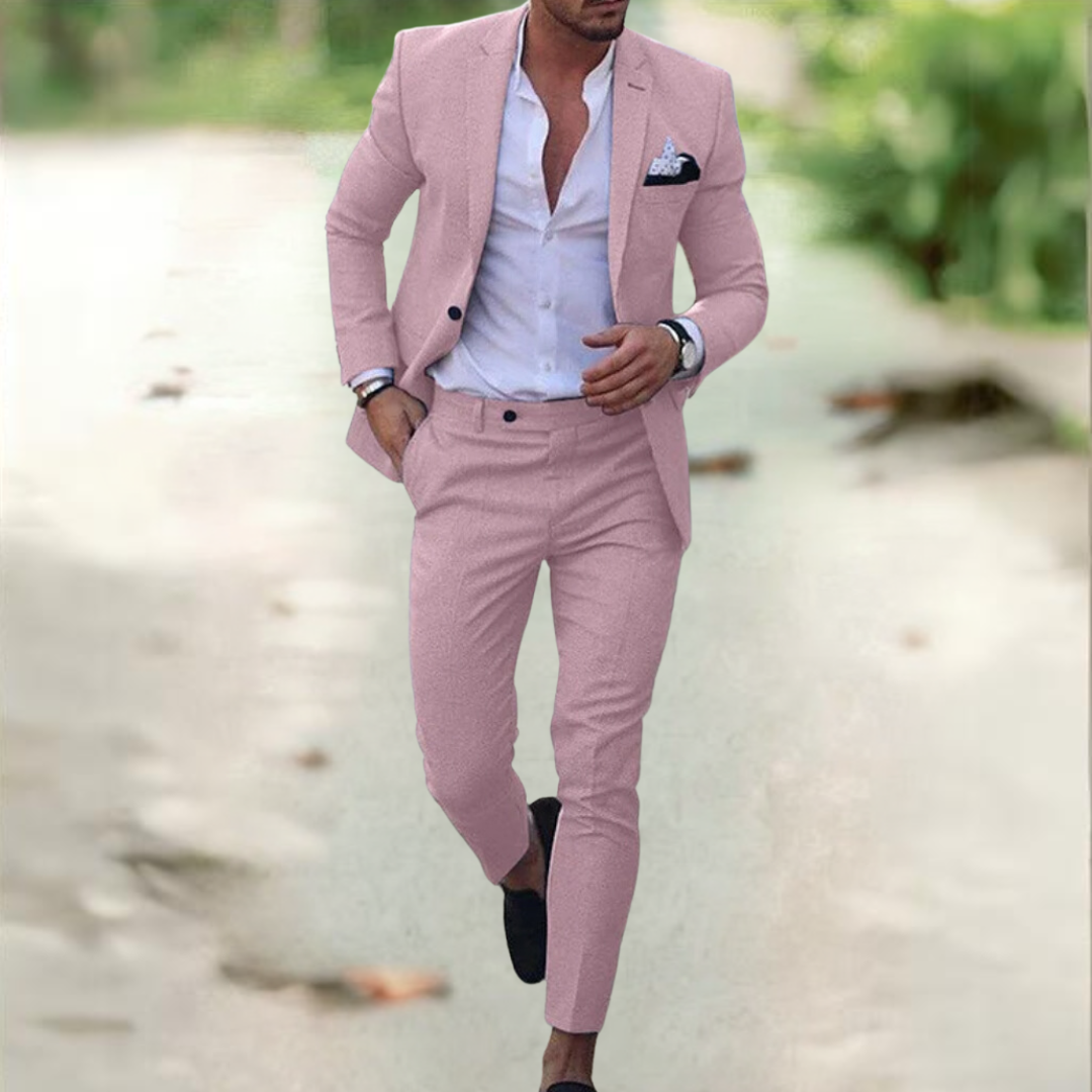 Homme en costume rose élégant, chemise blanche, marchant en extérieur. Mode masculine, style chic, tendance vestimentaire, tenue formelle.