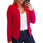 Femme portant un blazer rouge élégant, chemise blanche et jean bleu, prenant un selfie. Mode féminine, tenue chic et décontractée.