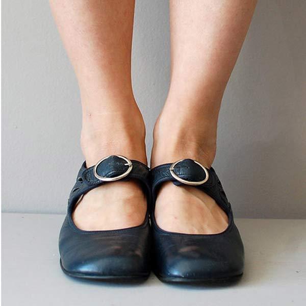 Chaussures Mary Jane noires avec boucle argentée portées sur pieds nus, mode féminine élégante, style classique, confort quotidien.