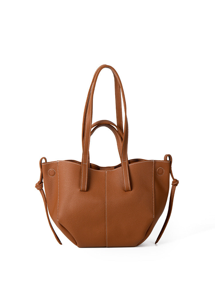 Sac à main en cuir marron avec doubles anses, design moderne et élégant. Accessoire mode femme, idéal pour un look chic et tendance.
